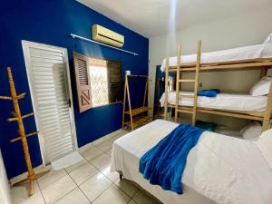 图托亚Mini Hostel的一间卧室设有两张双层床和蓝色的墙壁