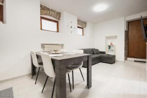 萨罗C-Apartment Lake Garda的一间带桌椅和沙发的用餐室