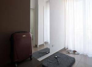 莱切戴勒帕姆酒店的一间房间,地板上配有镜子和手提箱
