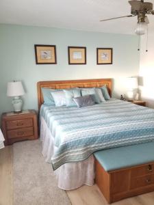 圣奥古斯丁海滩Island Life的一间卧室配有一张带蓝色棉被的大床