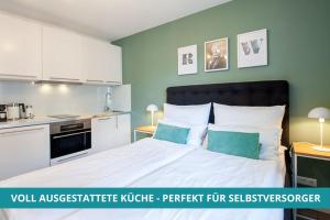 拜罗伊特Apt Wahnfried Nr1 - Cityapartment mit Küche, Duschbad, Balkon, Parkplatz - zentral aber ruhig的一间带白色床的卧室和一间厨房