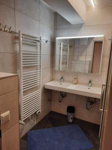 黑马戈尔Sonnleitn AlpinWell Appartment (Ski in&out + Wellness)的浴室设有2个水槽和镜子