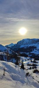黑马戈尔Sonnleitn AlpinWell Appartment (Ski in&out + Wellness)的远处的雪覆盖着太阳的山