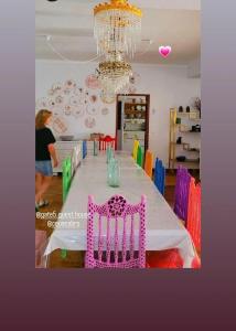 阿纳迪亚Guesthouse Gate5的用餐室配有带粉红色椅子的桌子