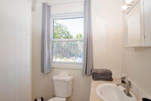 MichelsonOceanBliss: Exuma, Waterfront sleeps 8的一间带卫生间、水槽和窗户的浴室