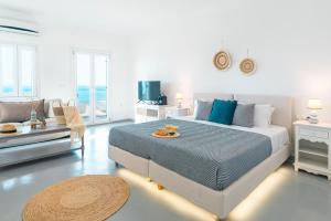 图罗斯With-inn Mykonos Suites的白色卧室配有床和沙发