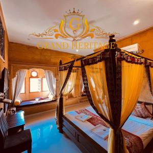 斋沙默尔Hotel Grand Heritage Jaisalmer的酒店客房带床和游泳池