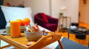 凯恩Appartement F2 idéalement situé的一张木桌,上面放着一碗橙子