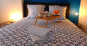 凯恩Appartement F2 idéalement situé的一张带桌子和毛巾的床