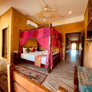 斋沙默尔Hotel Grand Heritage Jaisalmer的一间卧室配有一张带天蓬的床