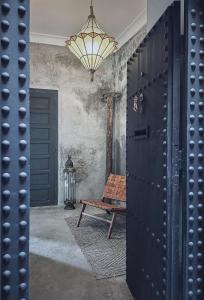 马拉喀什Riad Atay的一间带长凳和吊灯的房间