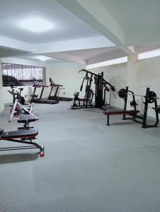 内罗毕Wanderstay kenya的一间健身房,里面配有几台跑步机