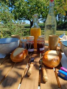 BoucéTente mongole " ô Rêves Atypiques"的桌子上两根面包和一罐蜂蜜