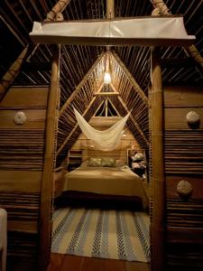 努基Chowa lodge的茅草房内设有一间带一张床的卧室