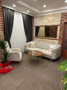 迪亚巴克尔Konak Otel Suriçi的客厅设有两张沙发和砖墙