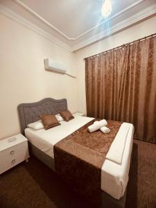 迪亚巴克尔Konak Otel Suriçi的一间卧室配有一张床,上面有两条毛巾