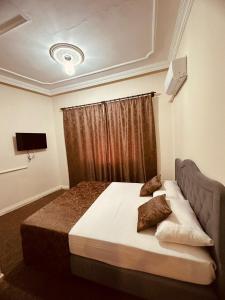 迪亚巴克尔Konak Otel Suriçi的一间卧室设有一张大床和窗户