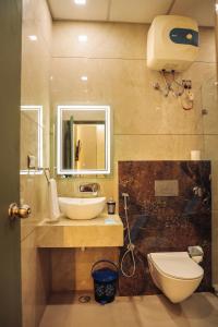 阿格拉Anirudh Homestay的一间带水槽、卫生间和镜子的浴室