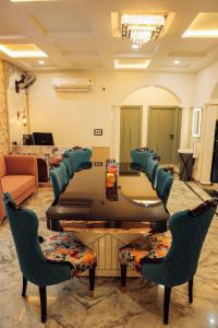 阿格拉Anirudh Homestay的客厅配有桌椅