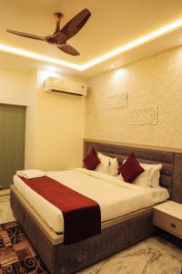 阿格拉Anirudh Homestay的一间卧室配有一张大床和吊扇