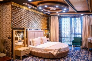 安塔利亚Can Adalya Palace Hotel的卧室配有一张床