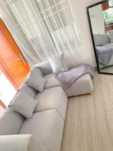 LuisiLuckysmallie_villa的带沙发和镜子的客厅