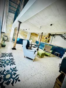 洛尔蒙The Hidden Gem Of Bordeaux的客厅配有蓝色的沙发和椅子