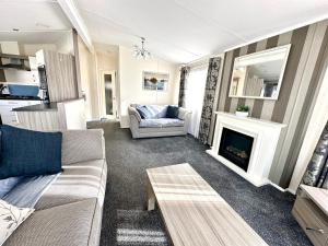 南塞尔尼Bluebell Lodge, Dog Friendly的带沙发和壁炉的客厅