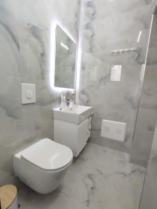 格勒姆BP Beach Apartment的白色的浴室设有卫生间和水槽。