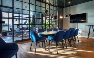 腓特烈港Harbour Living by Jutlandia的一间会议室,配有木桌和蓝色椅子