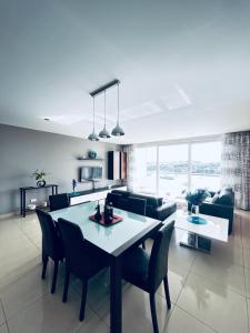 斯利马Valletta View Apartment - Wish Malta的用餐室以及带桌椅的起居室。
