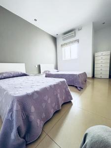 斯利马Valletta View Apartment - Wish Malta的一间卧室配有两张紫色床单