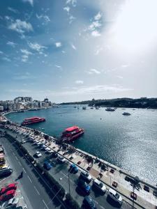 斯利马Valletta View Apartment - Wish Malta的繁忙的城市,有汽车,有河有船