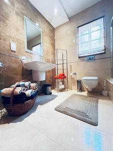 斯利马Valletta View Apartment - Wish Malta的一间带水槽和卫生间的浴室