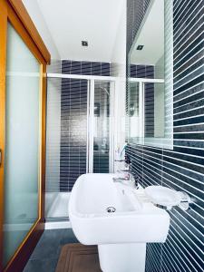 斯利马Valletta View Apartment - Wish Malta的浴室设有白色水槽和镜子