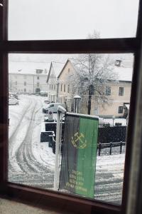 伊德里亚Gostišče Barbara的从窗户可欣赏到白雪 ⁇ 的街道景色