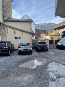 加普Villa chaleureuse Centre ville - Parking privée的两辆停放在停车场的橙色软管