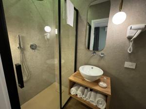 阿格里真托Krysos Luxury Rooms的一间带玻璃淋浴和水槽的浴室