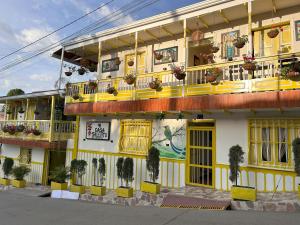 萨兰托Casa Salento的黄色门、阳台和植物建筑