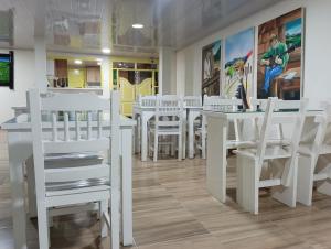 萨兰托Casa Salento的用餐室配有白色的桌子和白色的椅子