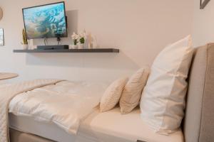 汉诺威Zentral nah MHH Terrasse Komfort - Haustiere willkommen的客房内的白色沙发上配有枕头
