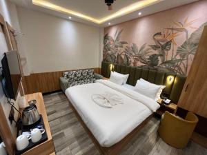 戈勒克布尔Ashoka Hotel的一间酒店客房,房内配有一张大床
