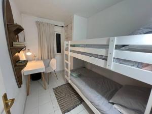 Precioso Apartamento en Es Grau客房内的一张或多张双层床
