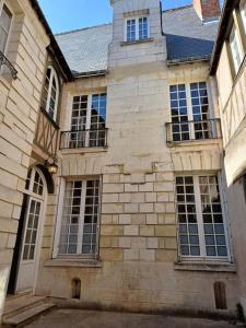 图尔Cœur de Ville - T3 - 6 personnes - Arrivée Autonome的一座带窗户和阳台的大型砖砌建筑