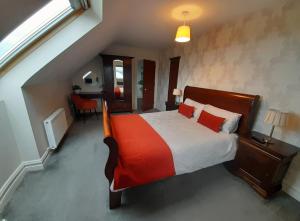 杜林Cliffs View Self Catering @ Limestone Lodge的一间卧室配有一张带红色毯子的床