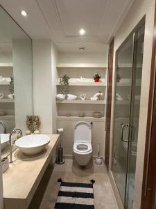 伦敦Luxury apartment in Canary Wharf的一间带卫生间和水槽的浴室