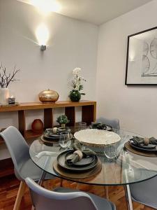 伦敦Luxury apartment in Canary Wharf的一间设有玻璃桌和椅子的用餐室