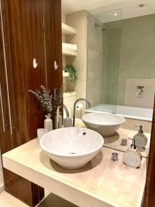 伦敦Luxury apartment in Canary Wharf的浴室配有盥洗盆和浴缸。