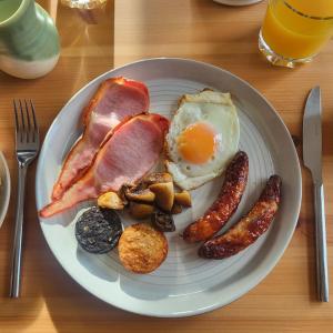 伊尼希尔岛An Creagán Bed and Breakfast的包括鸡蛋培根和其他食物的早餐食品