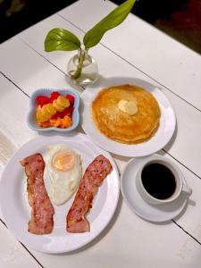 莫约加尔帕Hostal Eden的餐桌,包括两盘早餐食品和一杯咖啡
